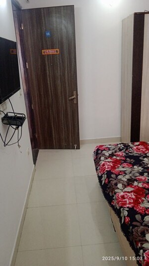 Bedroom in 1 RK Builder Floor at Maple Heights, Sector 43 – for Rent