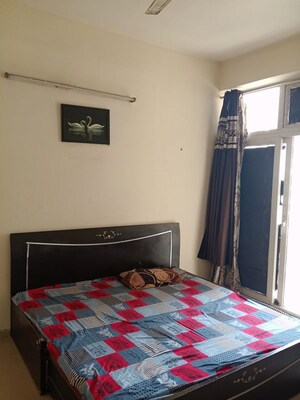 Room in 3 BHK Apartment at Sector 16c Greater Noida – for Rent