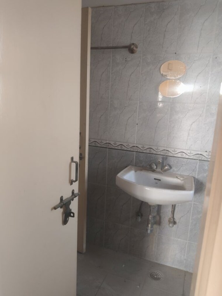 Bathroom, sector 21c 2 Bedroom 950 Sq.Ft. Apartment In Sector 21c Faridabad 10027430