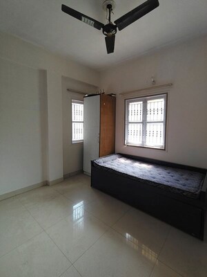 Room in 3 BHK Apartment at Bodakdev – for Rent