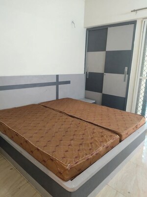 Room in 2 BHK Apartment at Gaur City 6th Avenue, Sector 4 Greater Noida – for Rent