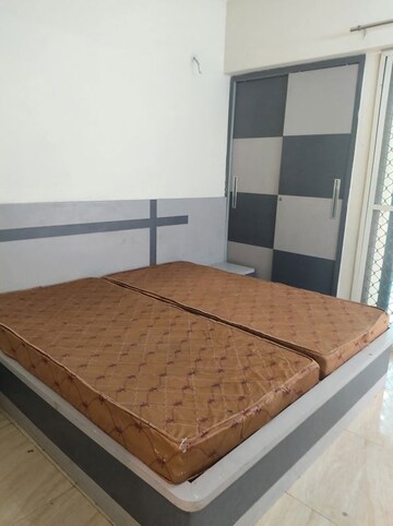 Room in 2 BHK Apartment at Gaur City 6th Avenue, Sector 4 Greater Noida – for Rent