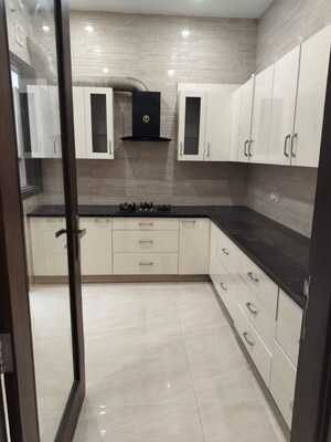 Kitchen in 3 BHK Builder Floor at Dlf Phase iv – for Rent