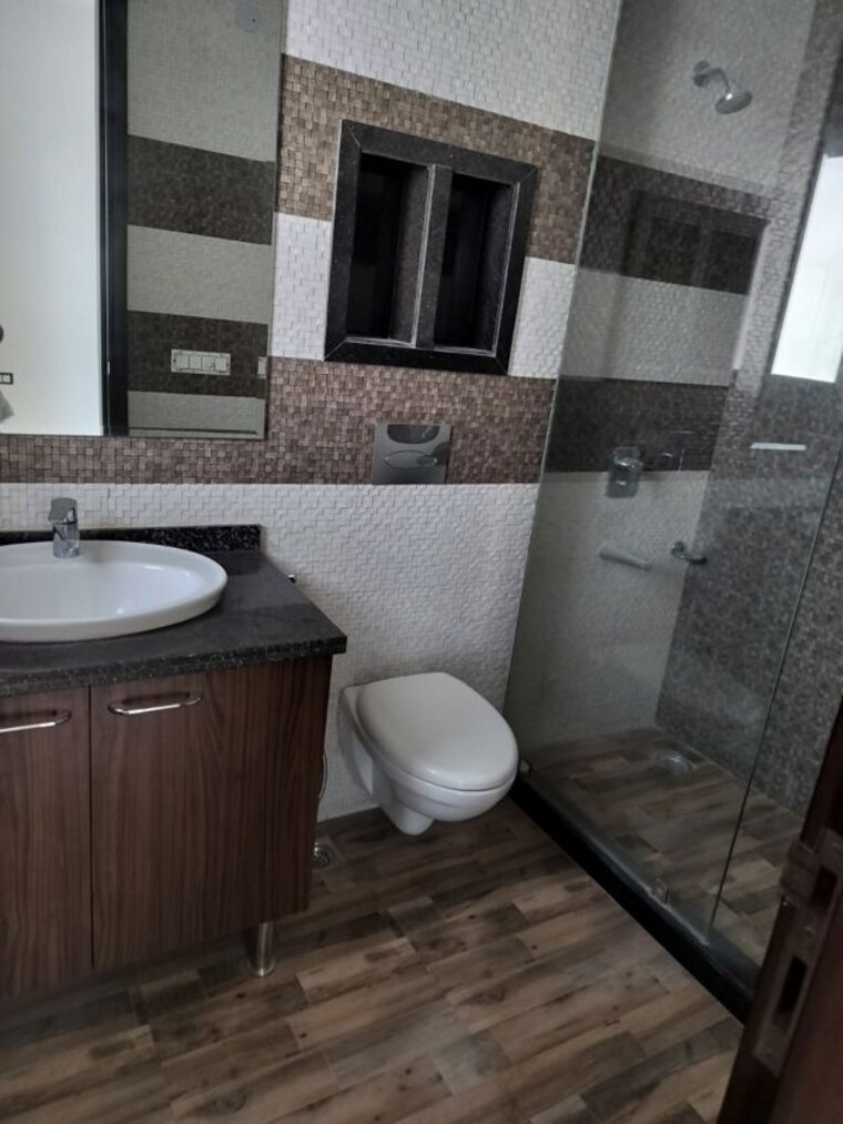 Bathroom, dlf phase iv 3 Bedroom 2000 Sq.Ft. Builder Floor In Dlf Phase iv Gurgaon 10027550