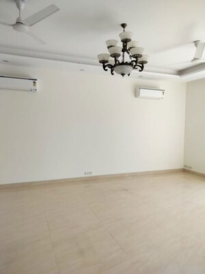 Room in 3 BHK Builder Floor at Dlf Phase iv – for Rent