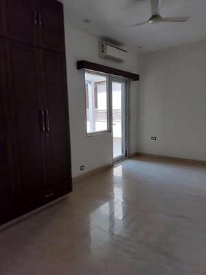 Room in 3 BHK Builder Floor at Dlf Phase iv – for Rent