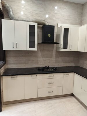 Kitchen in 3 BHK Builder Floor at Dlf Phase iv – for Rent