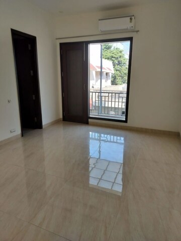 Room in 3 BHK Builder Floor at Dlf Phase iv – for Rent