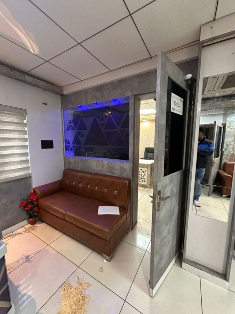  Parking, hazratganj Commercial Office Space 800 Sq.Ft. In Hazratganj Lucknow 10027570