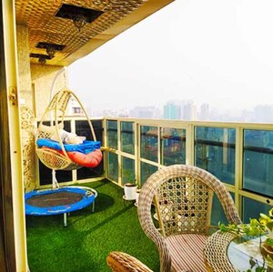 Bedroom in 5 BHK Builder Floor at Andheri West – for Sale