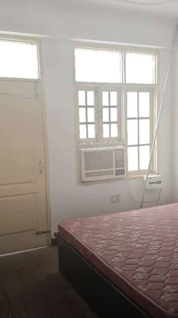 Room in 3 BHK Apartment at Jewel Apartment, Hazratganj – for Rent