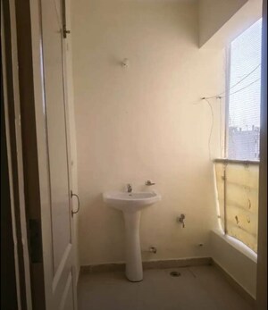 Bathroom in 3 BHK Apartment at Jewel Apartment, Hazratganj – for Rent