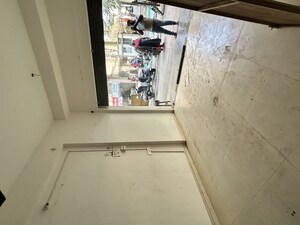  Shop For Rent in Kandivali West