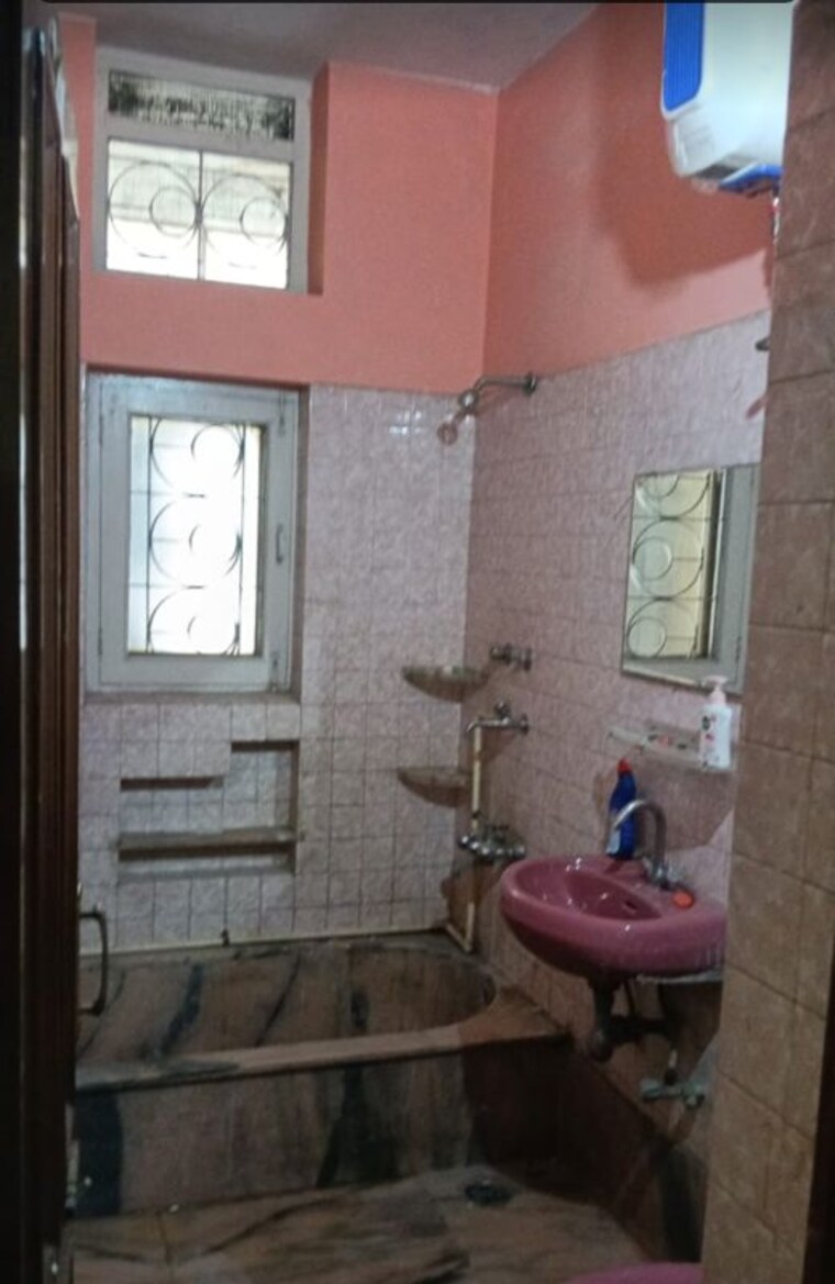 Bathroom, sector 35 3 Bedroom 2200 Sq.Ft. Builder Floor In Sector 35 Chandigarh 10027732