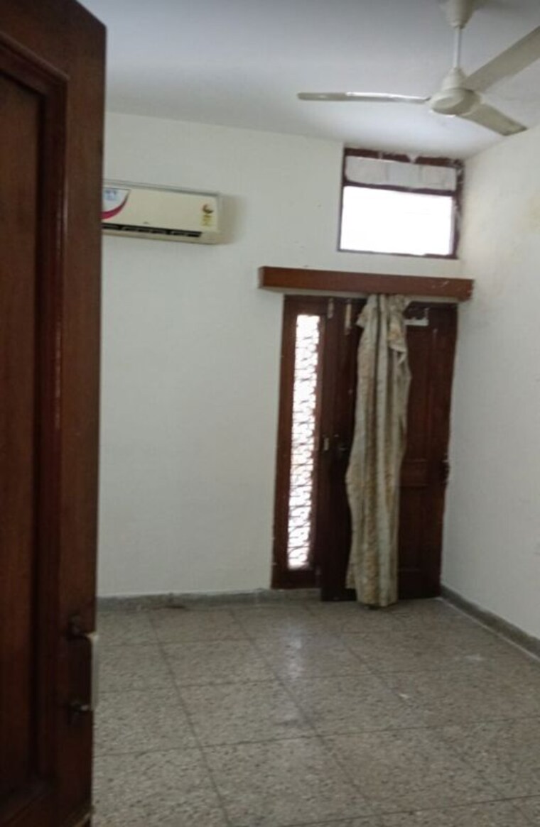 Room, sector 35 3 Bedroom 2200 Sq.Ft. Builder Floor In Sector 35 Chandigarh 10027732