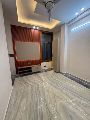 Room in 3 BHK Builder Floor at Indrapuram – for Rent