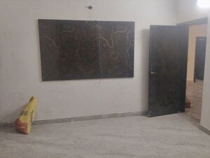 Room in 2 BHK Builder Floor at Dhavalgiri Apartment Sector 11, Sector 11 – for Rent