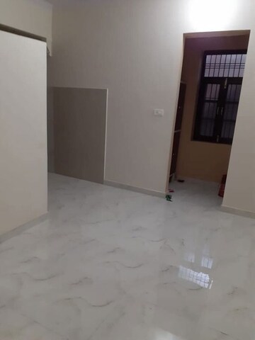 Room in 2 BHK Builder Floor at Hazratganj – for Rent