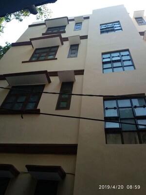 Master Bedroom in 2 BHK Builder Floor at Hazratganj – for Rent