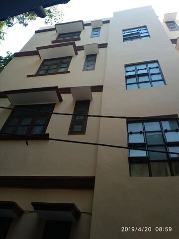 Master Bedroom in 2 BHK Builder Floor at Hazratganj – for Rent