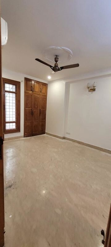 Room in 3 BHK Builder Floor at Chittaranjan Park – for Rent