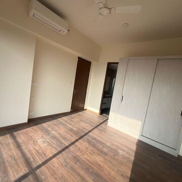 Room in 4 BHK Apartment at Kalpataru Vista, Sector 128 – for Rent