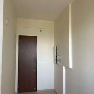 Room in 4 BHK Apartment at Kalpataru Vista, Sector 128 – for Rent