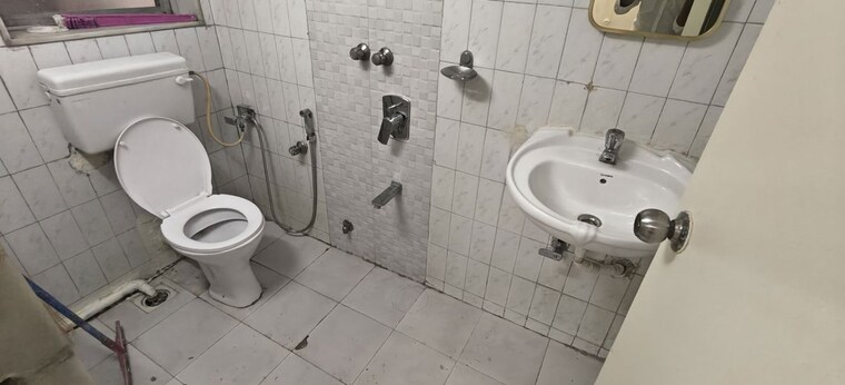 Bathroom, vinod-villa-worli 1 Bedroom 500 Sq.Ft. Apartment In Worli Mumbai 10027833