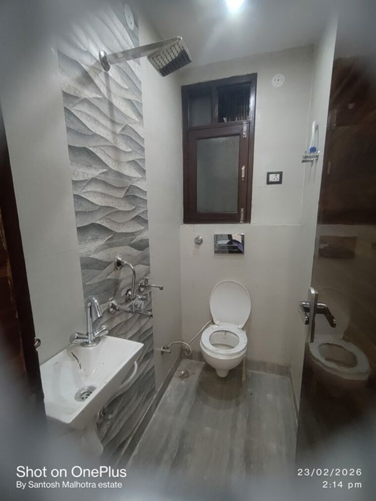 Attached Bathroom, dwarka mor 2 Bedroom 55 Sq.Yd. Builder Floor In Dwarka Mor Delhi 10020785