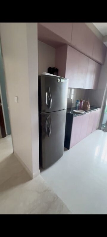 Room in 2 BHK Apartment at Kalpataru Paramount, Kapur Bawdi – for Rent