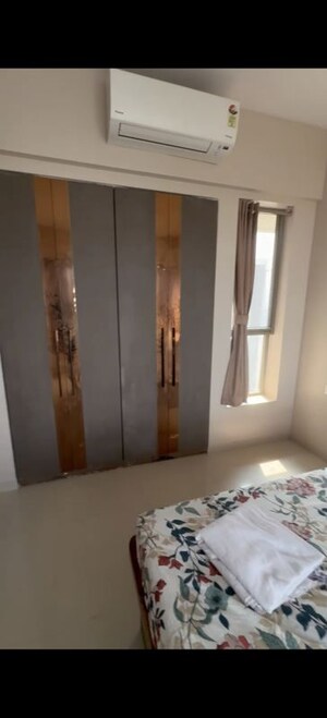 Room in 2 BHK Apartment at Kalpataru Paramount, Kapur Bawdi – for Rent