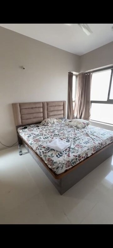 Bedroom in 2 BHK Apartment at Kalpataru Paramount, Kapur Bawdi – for Rent