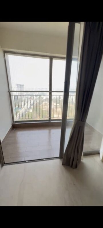 Room in 2 BHK Apartment at Kalpataru Paramount, Kapur Bawdi – for Rent