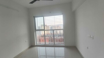 Room in 3 BHK Apartment at Lodha Amara, Kolshet Road – for Rent