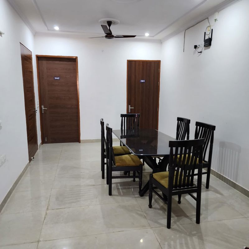 2 BHK Apartment For Rent in RWA Apartments Sector 27
