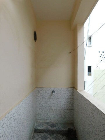 Room in 2 BHK Builder Floor at Kondapur – for Rent