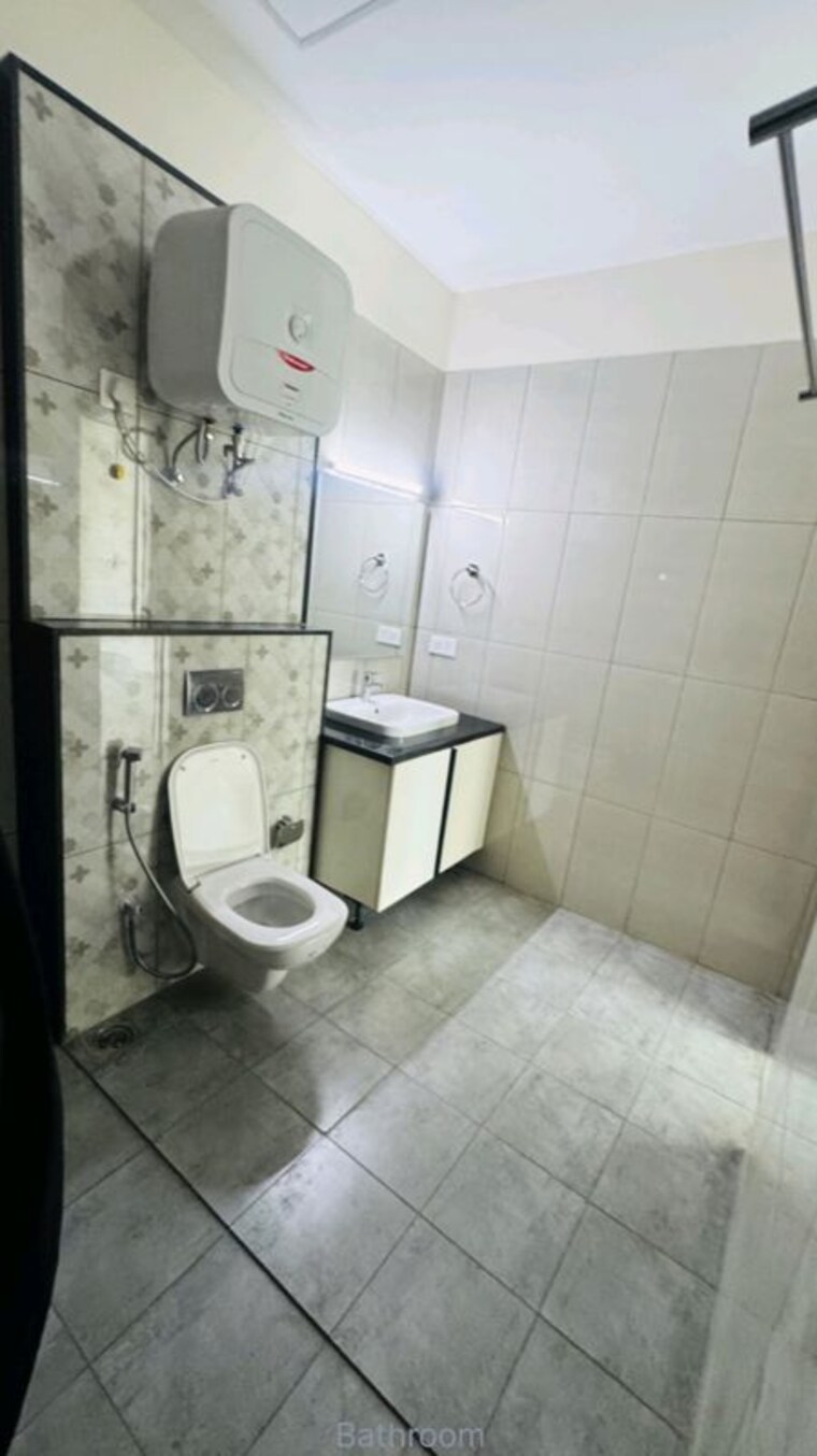 Bathroom, uchdpl-veridia-oakwood-enclave 4 Bedroom 2385 Sq.Ft. Apartment In Wave City Ghaziabad 10028064