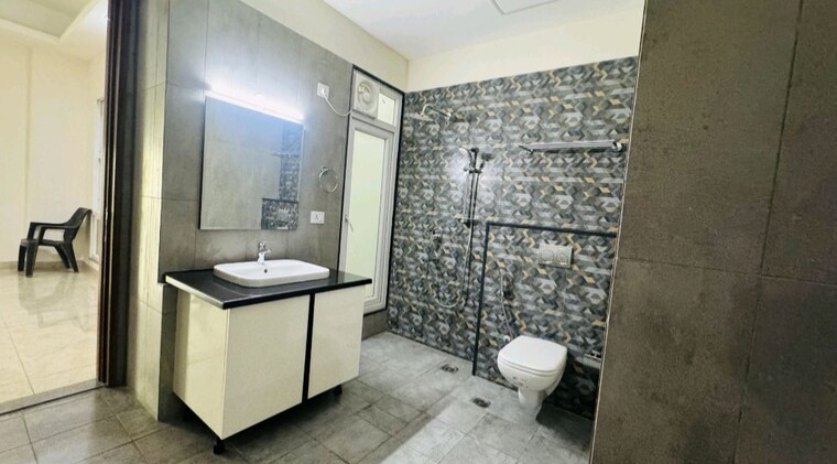 Bathroom, uchdpl-veridia-oakwood-enclave 4 Bedroom 2385 Sq.Ft. Apartment In Wave City Ghaziabad 10028064