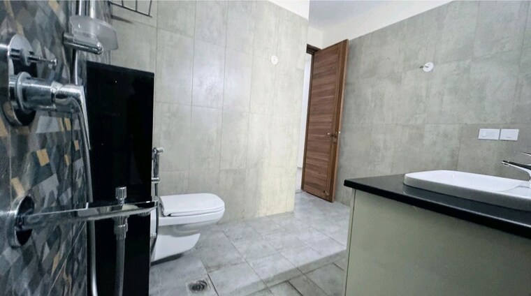Bathroom, uchdpl-veridia-oakwood-enclave 4 Bedroom 2385 Sq.Ft. Apartment In Wave City Ghaziabad 10028064