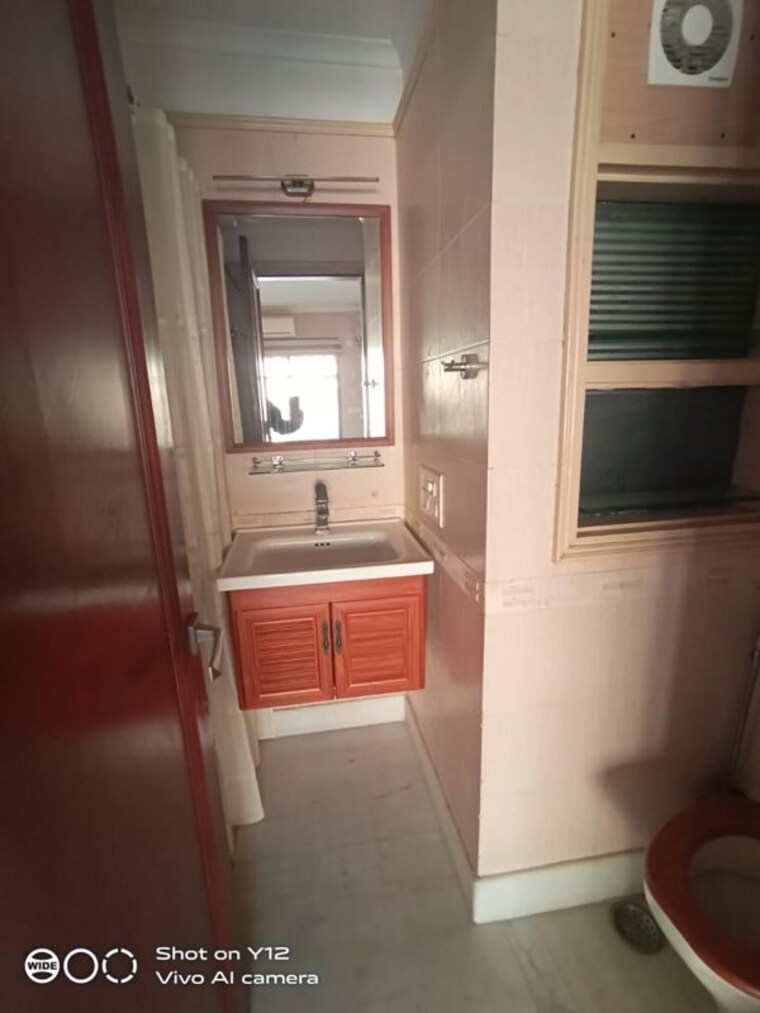 Bathroom, greater kailash i 3 Bedroom 208 Sq.Yd. Builder Floor In Greater Kailash I Delhi 10028095