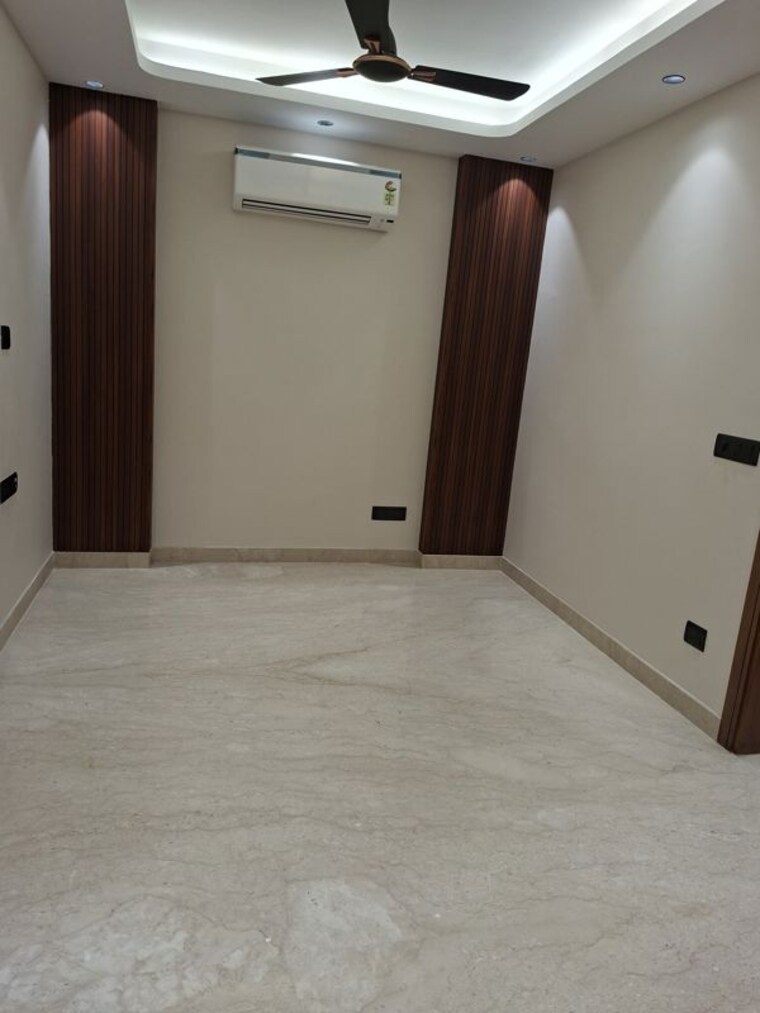 Room, south extension ii 3 Bedroom 200 Sq.Yd. Builder Floor In South Extension ii Delhi 10028107