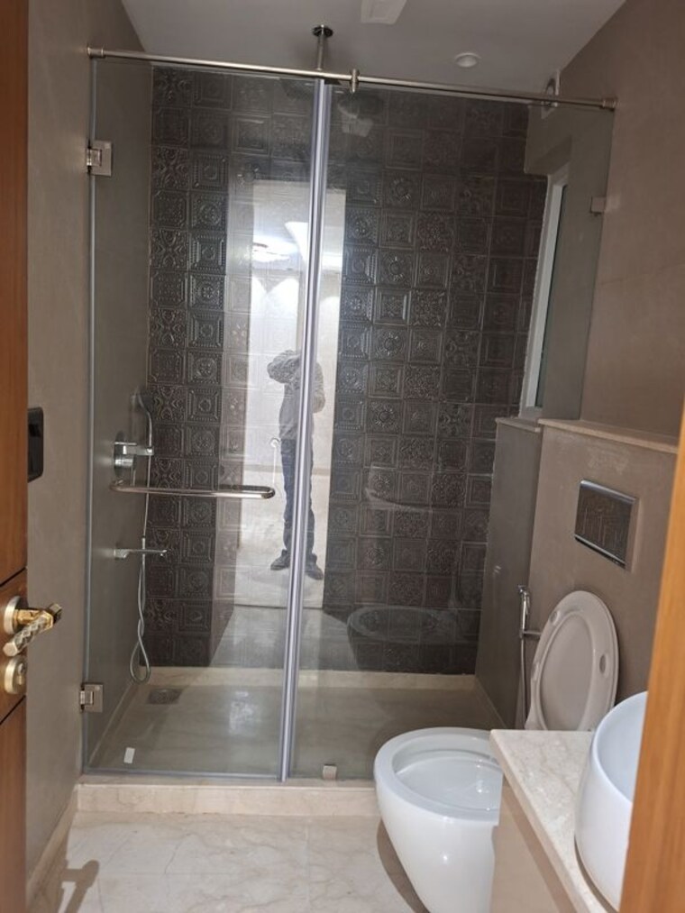 Bathroom, south extension ii 3 Bedroom 200 Sq.Yd. Builder Floor In South Extension ii Delhi 10028107