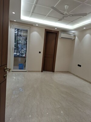 Room in 3 BHK Builder Floor at South Extension ii – for Rent