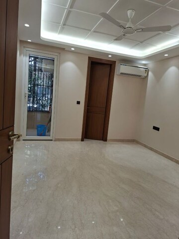 Room in 3 BHK Builder Floor at South Extension ii – for Rent