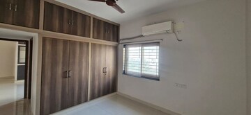 Room in 3 BHK Builder Floor at Kondapur – for Rent