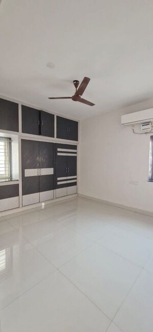 Room in 3 BHK Builder Floor at Kondapur – for Rent