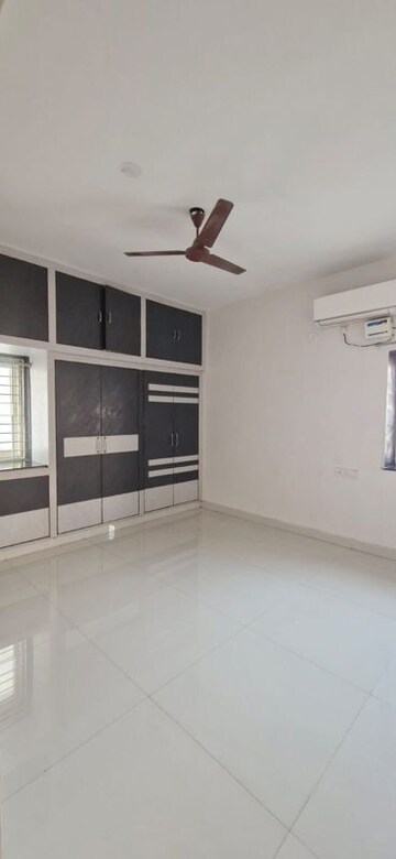 Room in 3 BHK Builder Floor at Kondapur – for Rent
