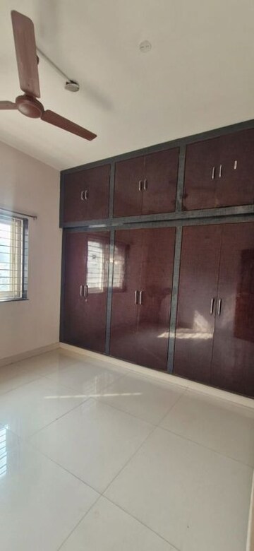 Room in 3 BHK Builder Floor at Kondapur – for Rent