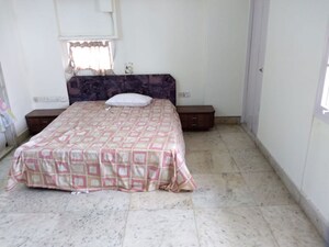 Bedroom in 3 BHK Apartment at Moru Mahal Apartment, Pali Hill – for Rent