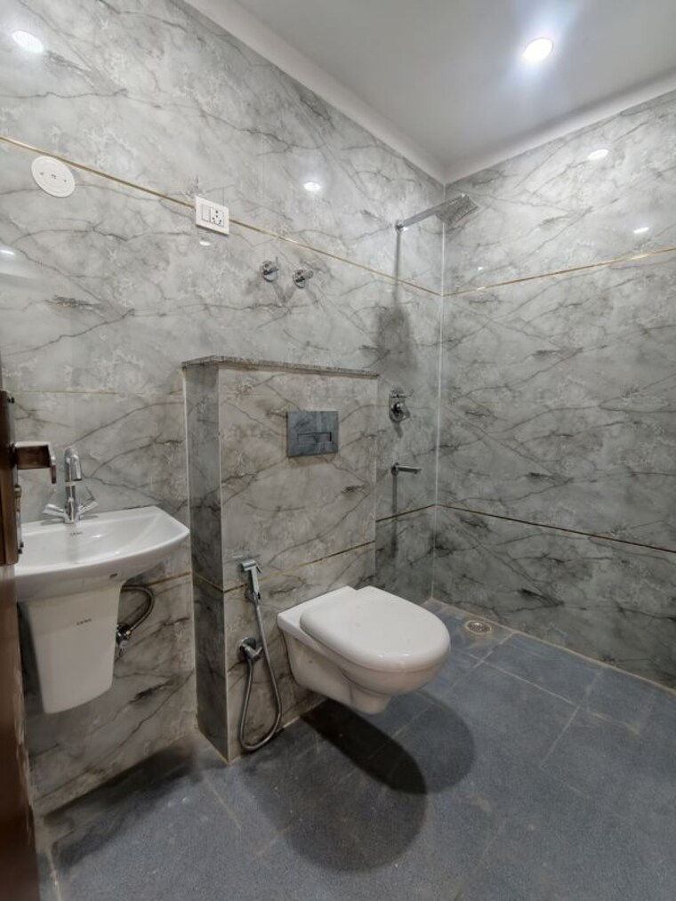 Bathroom, chattarpur 3 Bedroom 1150 Sq.Ft. Apartment In Chattarpur Delhi 10028207